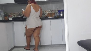 I masturbate watching my stepmother's big butt in the kitchen